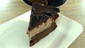 Read more about the article KETO CZEKOLADOWE CIASTO MARZEŃ