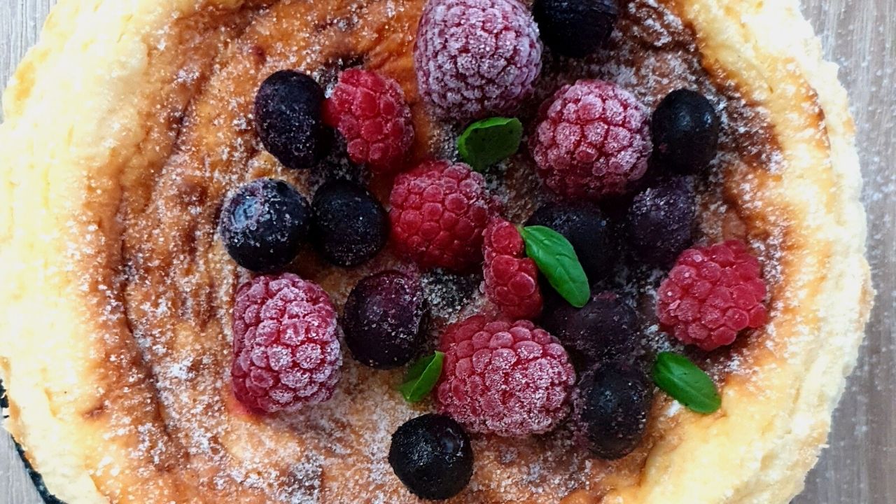 Keto sernik baskijski z przypieczonym wierzchem i kremowym środkiem