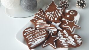 Read more about the article Pierniczki świąteczne z lukrem królewskim bez cukru i glutenu