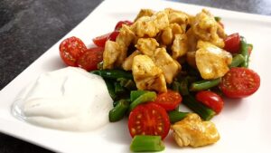 Read more about the article KETO indyk z warzywami z sosem czosnkowym