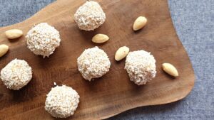 Read more about the article Kokosowe kulki z niespodzianką