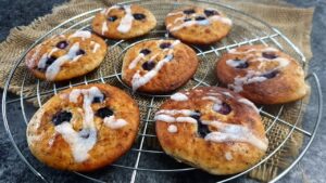 Read more about the article KETO BUŁECZKI Z BORÓWKAMI