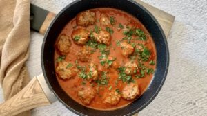 Read more about the article Prosty przepis na pyszny obiad | Pulpety z fetą w sosie pomidorowym