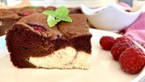 Read more about the article PYSZNE sernikobrownie z malinami – przepis na ciasto marzeń