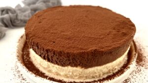 Read more about the article KETO kremowy sernik z musem czekoladowym