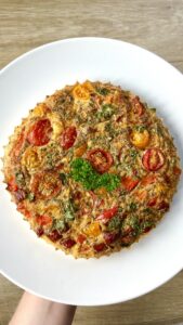 Read more about the article Pyszne śniadanie, czyli pieczony keto omlet z dodatkami