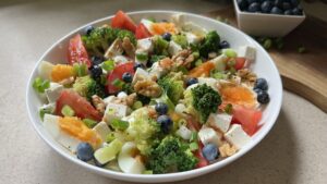 Read more about the article Przygotuj pyszną sałatkę na śniadanie z brokułem i fetą