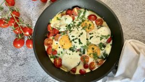 Read more about the article Dieta Ketogeniczna: Jak Zrobić Smaczny Omlet ze Szpinakiem i Mozzarellą