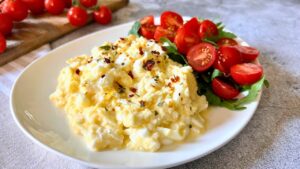 Read more about the article Masz tylko 5 minut? Przygotuj kremową jajecznicę z dodatkiem serka wiejskiego