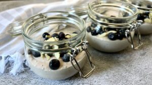 Read more about the article Kremowy serek w słoiczku z borówkami