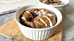keto brownie z malinami