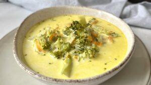 Read more about the article KETO serowa zupa brokułowa. Przygotujesz ją w 20 minut