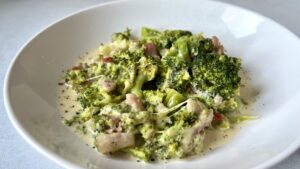 keto brokuły a'la carbonara
