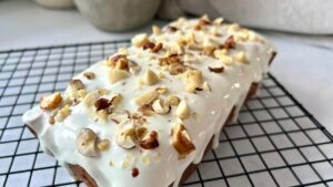 Read more about the article KETO CIASTO MARCHEWKOWE z jogurtową polewą