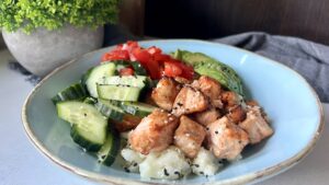 Read more about the article Pomysł na pyszny obiad, czyli bowl z łososiem i awokado