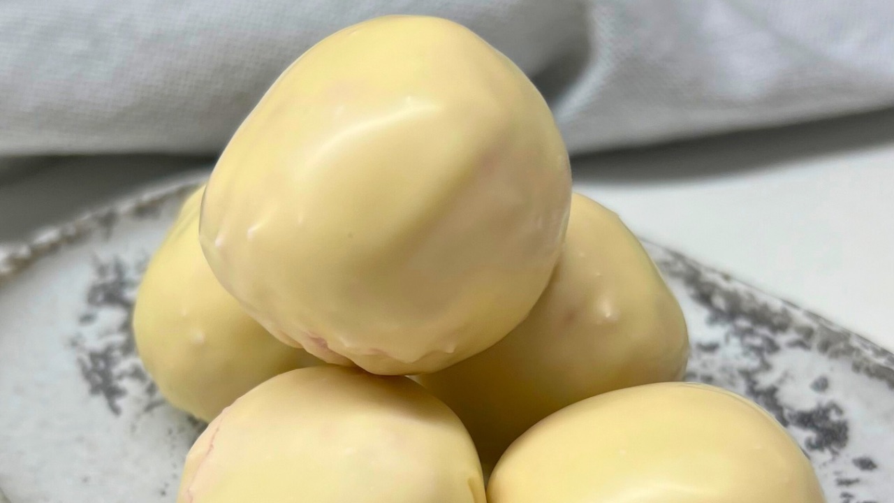keto praliny w białej czekoladzie