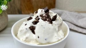 Kremowe lody stracciatella