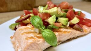 Read more about the article Łosoś z grilla z awokado – pomysł na lekki obiad