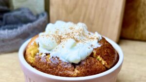 Read more about the article Jednoporcjowe Dyniowe Ciastko w 5 minut! Bez Białej Mąki i Cukru