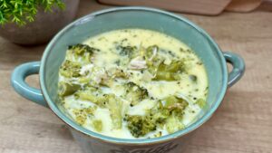 Read more about the article Sycąca Zupa Brokułowa z Kurczakiem Low Carb