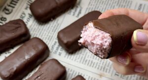 baton bounty z truskawkami